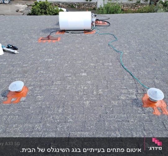 גג עם דוד שמש וכלי עבודה